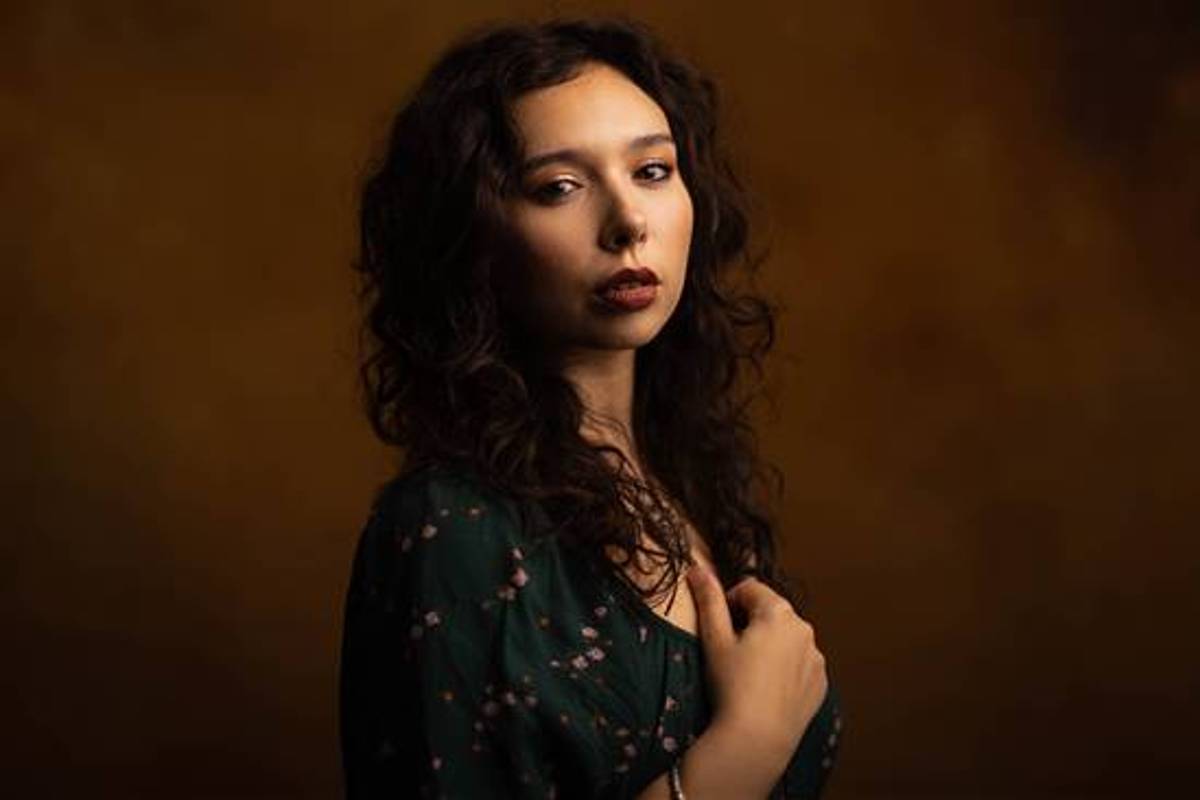 SONG PREMIERE: Kiely Connell Brings Robust Vocals & Empowering Lyrics Via  “Calumet Queen”