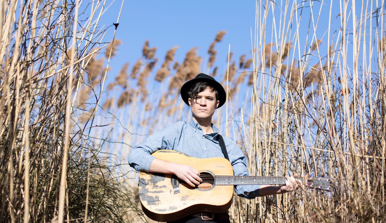 VIDEO PREMIERE: Tom Moran Connects with Autumnal Folk Tune “Hermit”