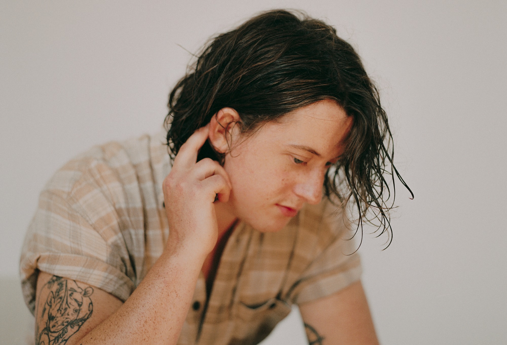 LISTEN: Spencer Thomas Smith Drops Stunning Echoey Twang On “Blue Like The Sky”