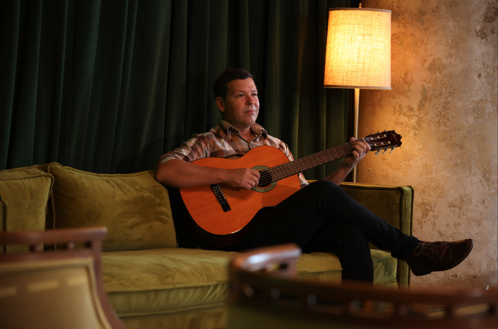 SONG PREMIERE: Jeff Hulett Displays Twangy Harmony Precision Via “Spin Your Wheels”