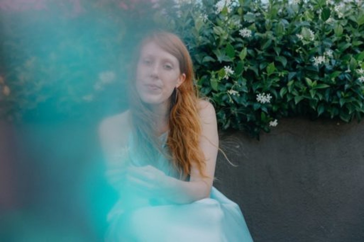 SONG PREMIERE: Lindsay Clark Exhibits Spellbinding Pastoral Charm On “Roses in the Sky” Off New Album ‘Carpe Noctem’
