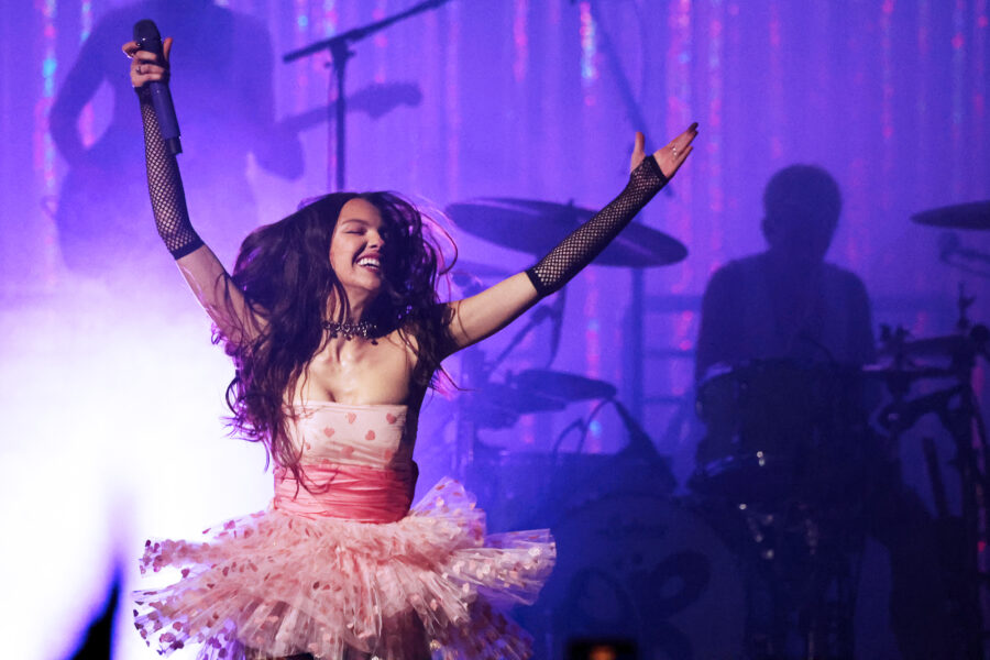 At Detroit’s Masonic Temple, Olivia Rodrigo Proves Hot Demand Worthy (SHOW REVIEW/PHOTOS)