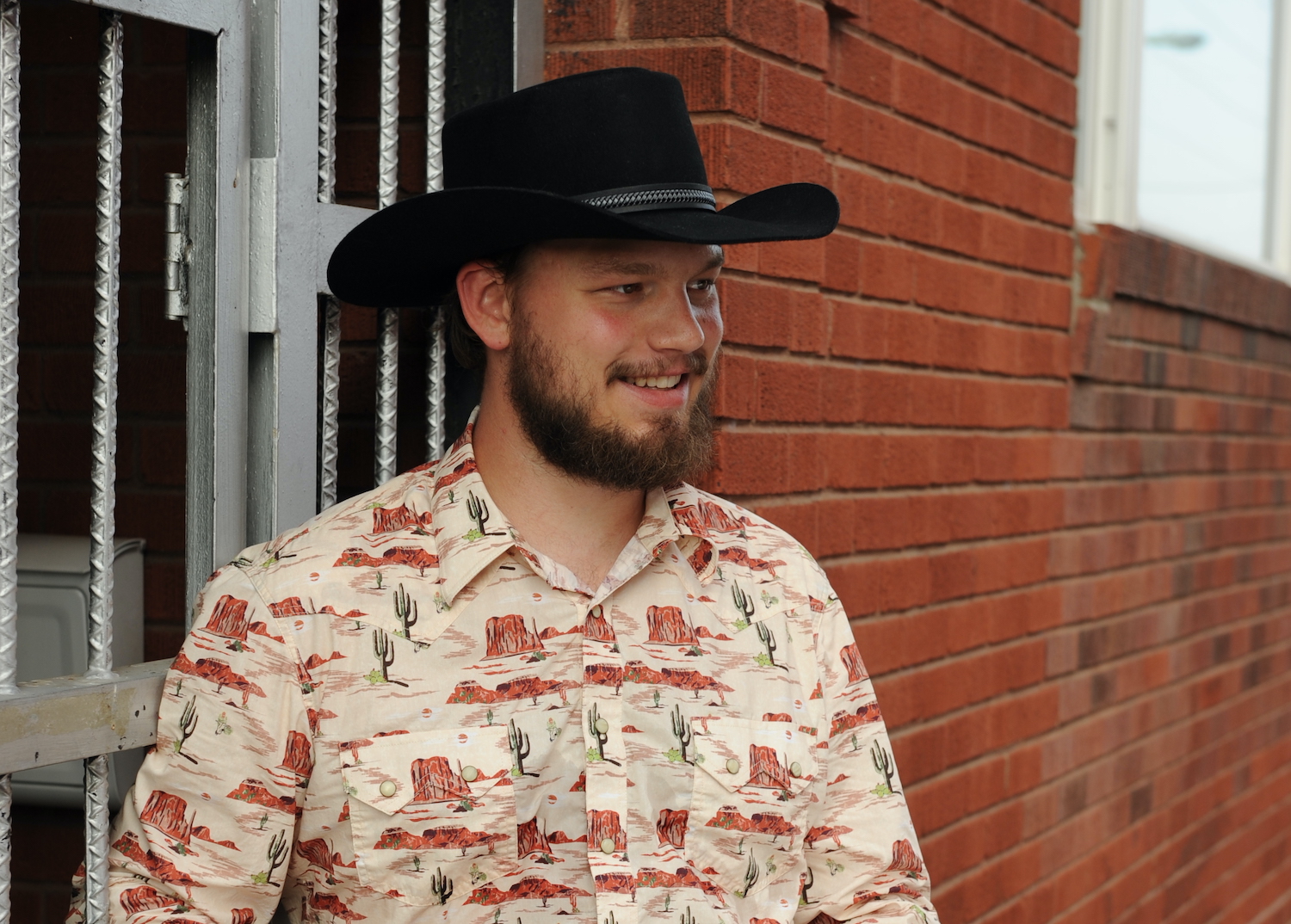 VIDEO PREMIERE: Drew Cable Lets Fingerpicking and Country Music Craftsmanship Shine on “1921”
