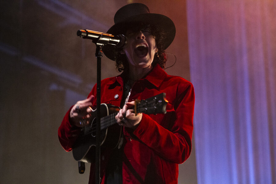 LP Brings Vibrant Artistic Alt-Pop Display To St. Paul’s Palace Theatre (PHOTOS)