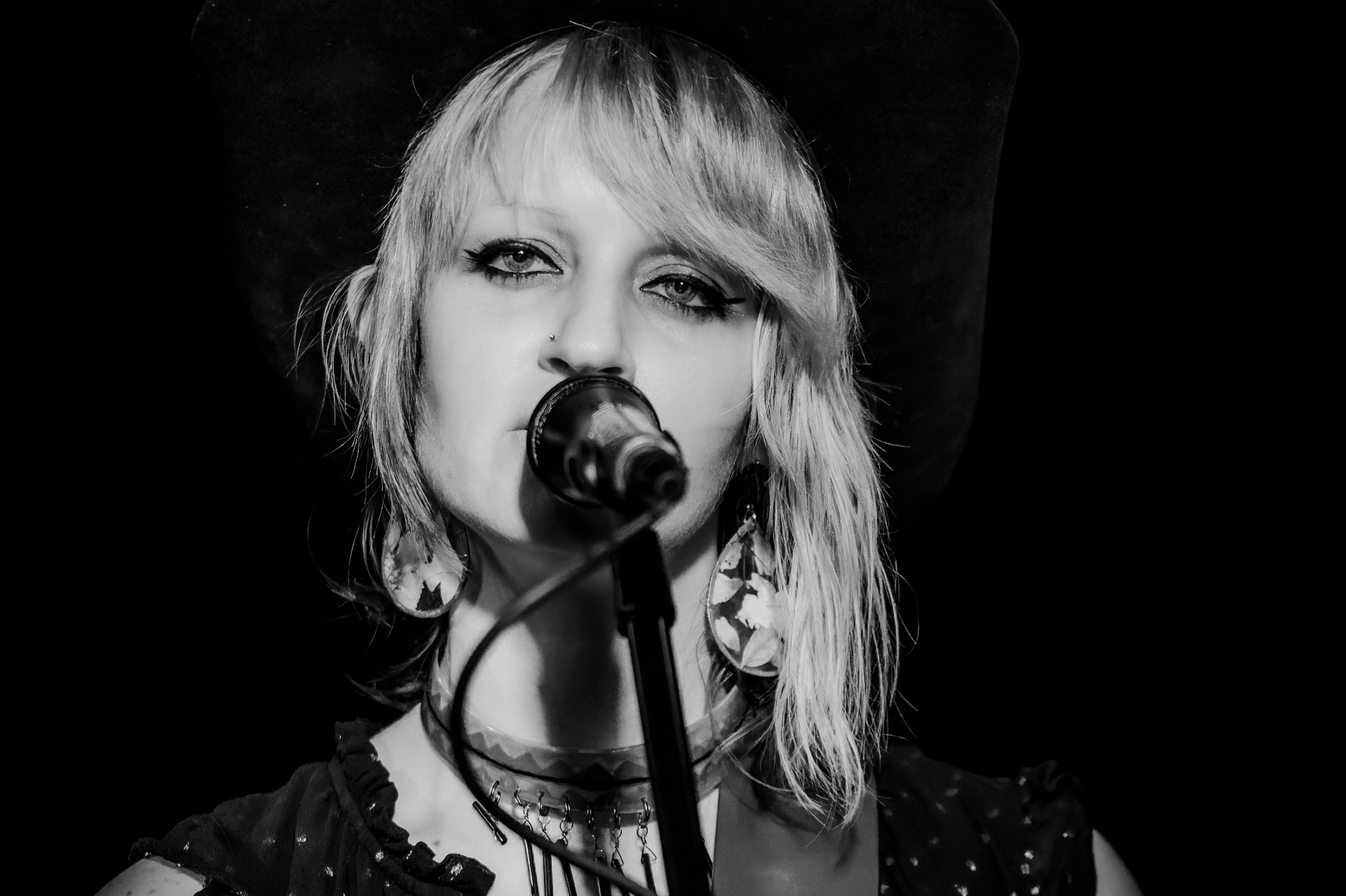 SONG PREMIERE: On “Don’t Go,” Shawn Williams Kills With Her “Alt-rocka countrybilly” Vocal Prowess