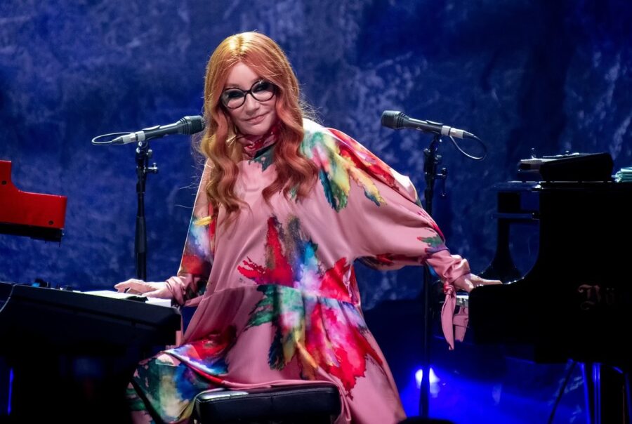 Tori Amos Treats Philadelphia’s The Met To Rare Springsteen Cover & Colorful Setlist (PHOTOS)