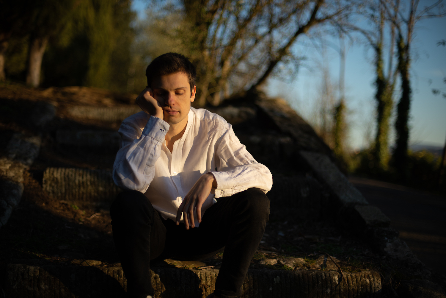 LISTEN: Irish Songwriter Chris Comhaill’s Debut Single “School” Explores Nostalgia of Childhood