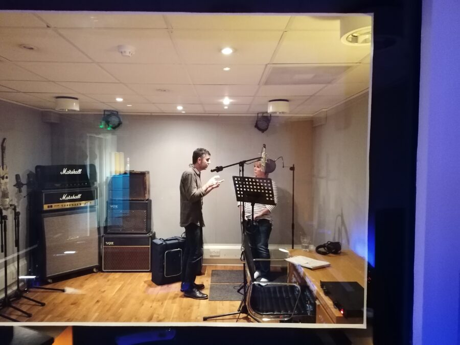 SONG PREMIERE: Son Parapluie Recalls Late ’60s Swinging Paris Via ‘A L’assaut du ciel (feat. Isobel Campbell)