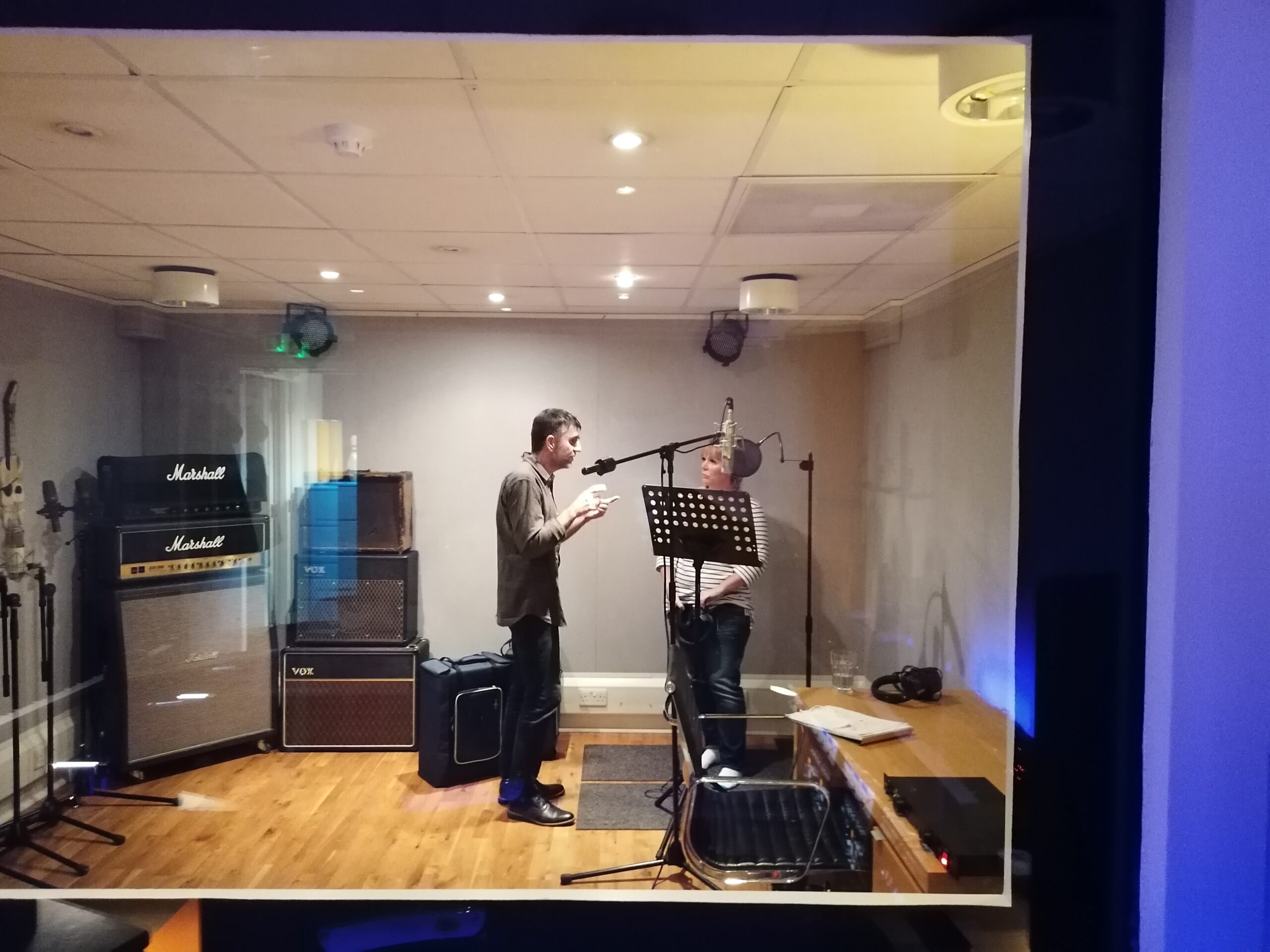 SONG PREMIERE: Son Parapluie Recalls Late ’60s Swinging Paris Via ‘A L’assaut du ciel (feat. Isobel Campbell)