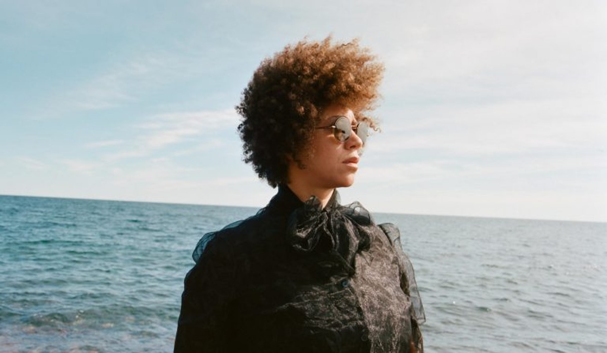 Chastity Brown Channels Folk Traditions With Modern Soulful Twist On ‘Sing to the Walls’ (ALBUM REVIEW)
