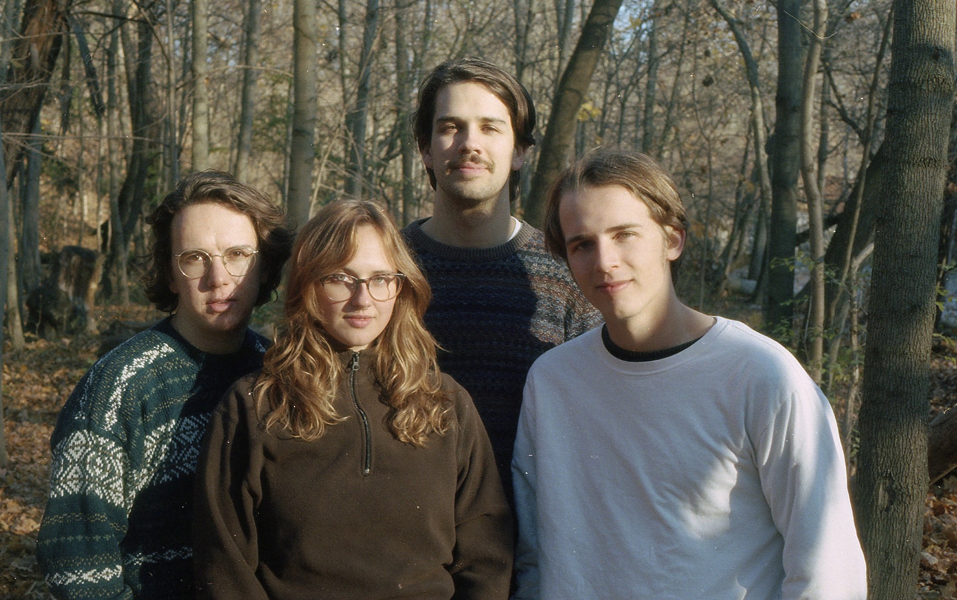 LISTEN: Burs Blend Ethereal Sounscaps & 90s Indie On Pulsing “Lily”