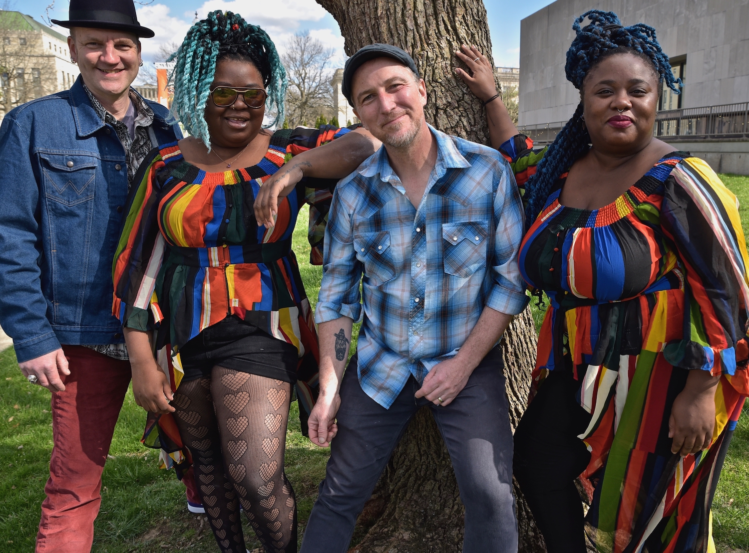 SONG PREMIERE: Peter Mulvey & SistaStrings Long for a Kinder America with Spirited Take on “Shenandoah”