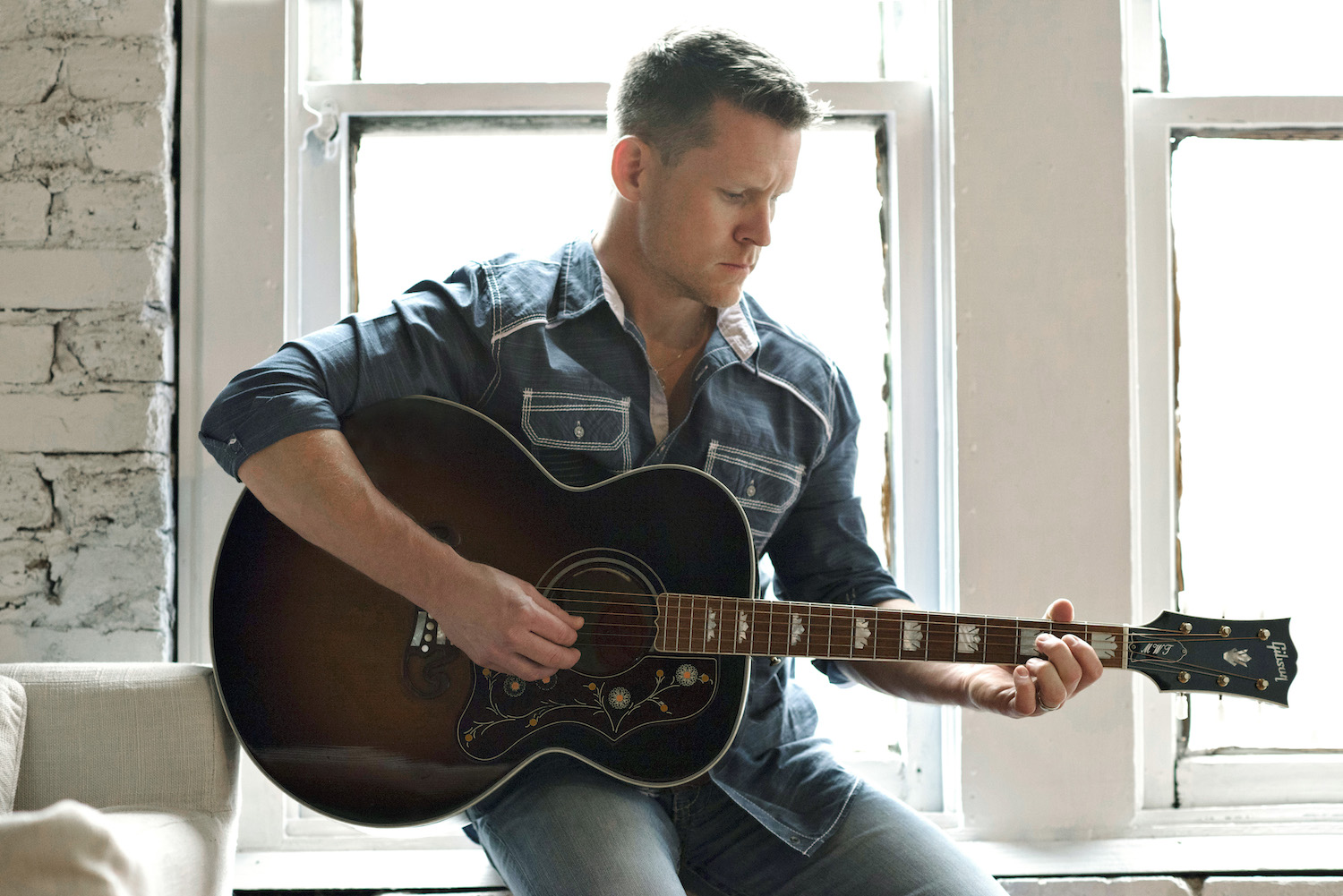 SONG PREMIERE: Mike Thomas Perseveres with Soaring Americana Rocker “Breaking the Distance”