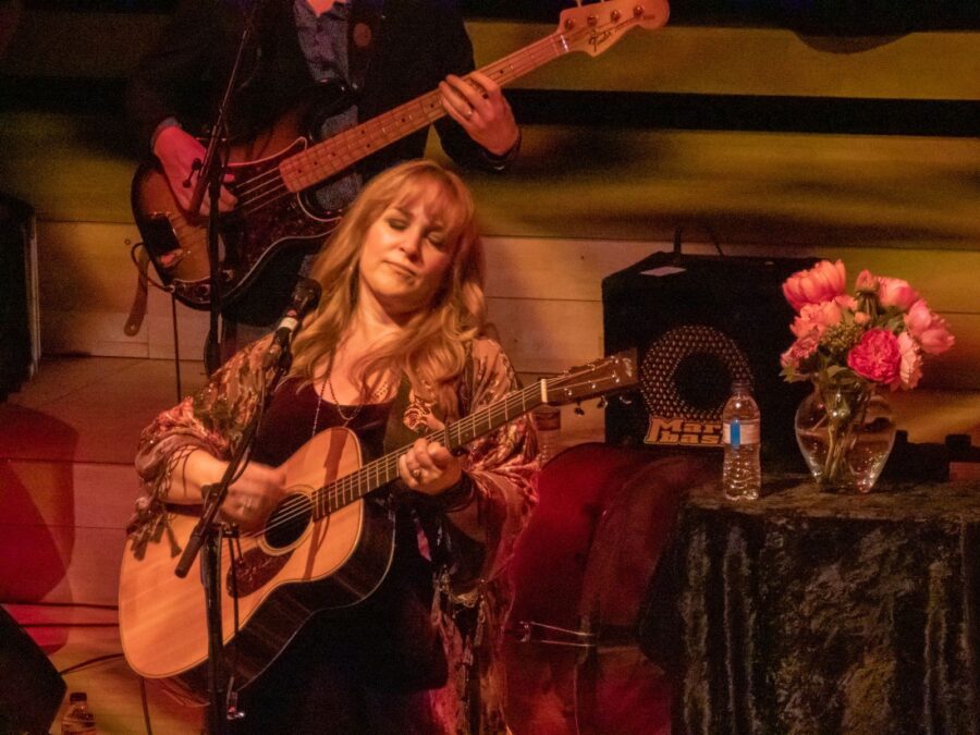 SONG PREMIERE: Gretchen Peters Offers Righteous Singer-Songwriter Soul Via “Love That Makes a Cup of Tea” Live