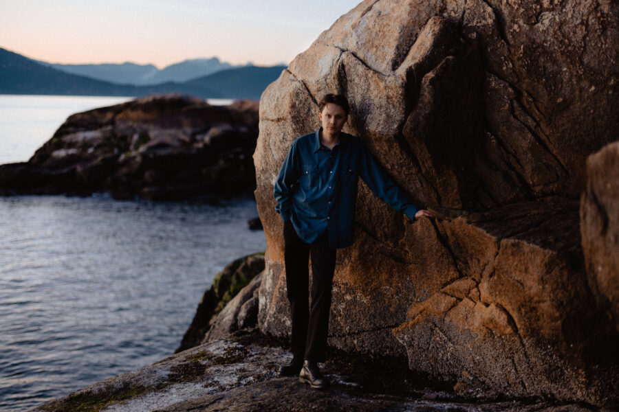 LISTEN: On “Deepfakes,” Colyn Cameron Keeps It Mysteriously Folky & Psychedelic