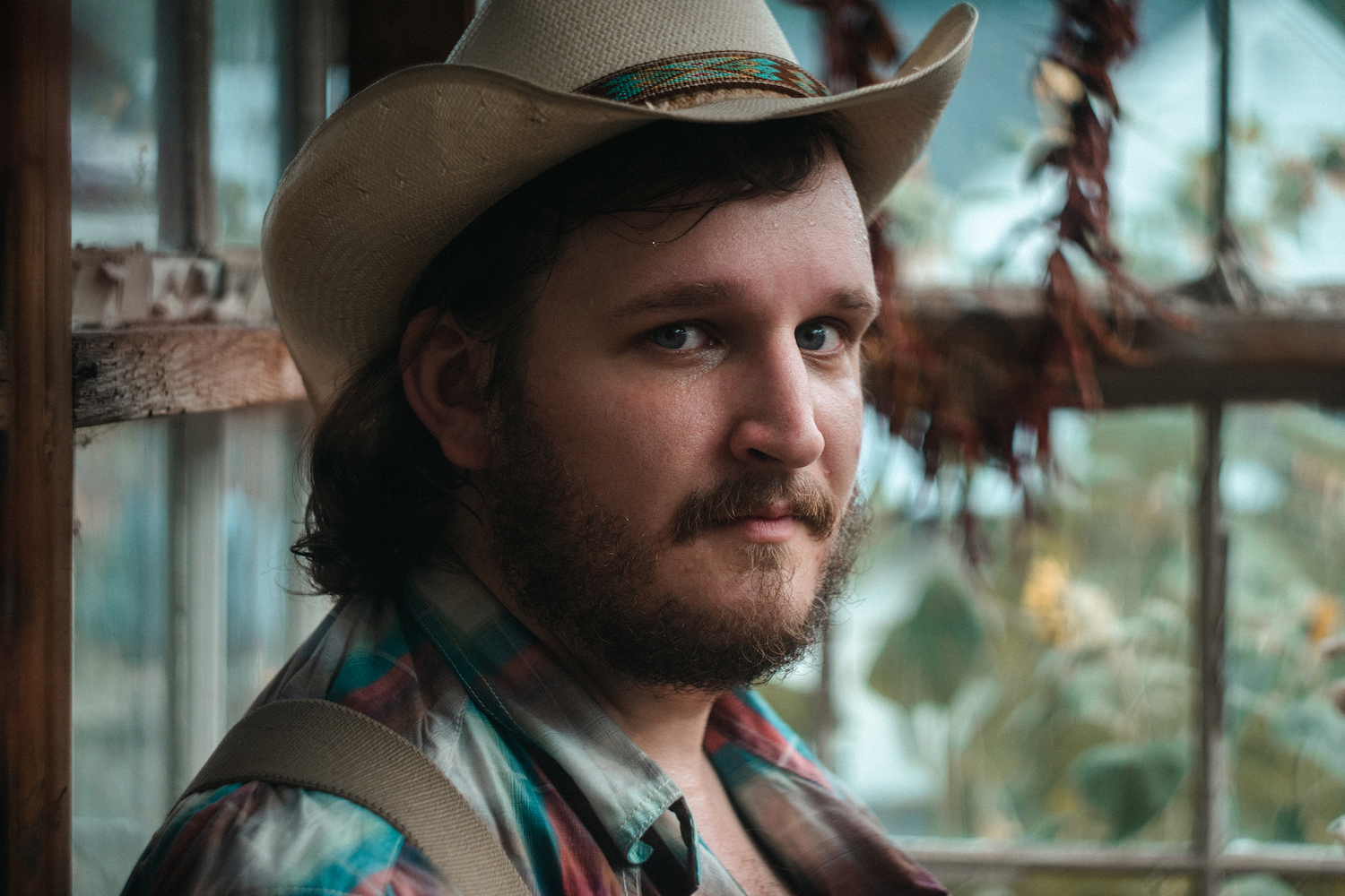Willi Carlisle Connects Punk Roots with Country-Folk Storytelling on ‘Peculiar, Missouri’ (ALBUM REVIEW)