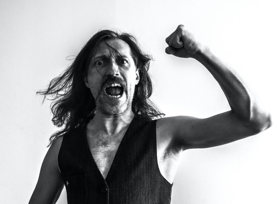 Gogol Bordello’s Eugene Hütz Uses Music to Fight for Ukraine (FEATURE)