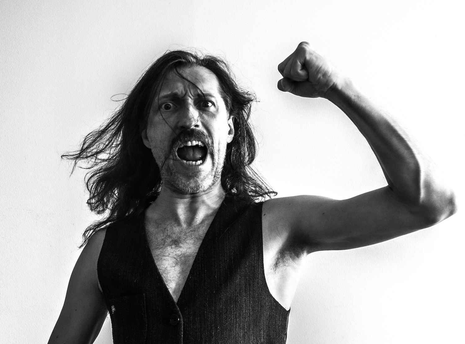 Gogol Bordello’s Eugene Hütz Uses Music to Fight for Ukraine (FEATURE)