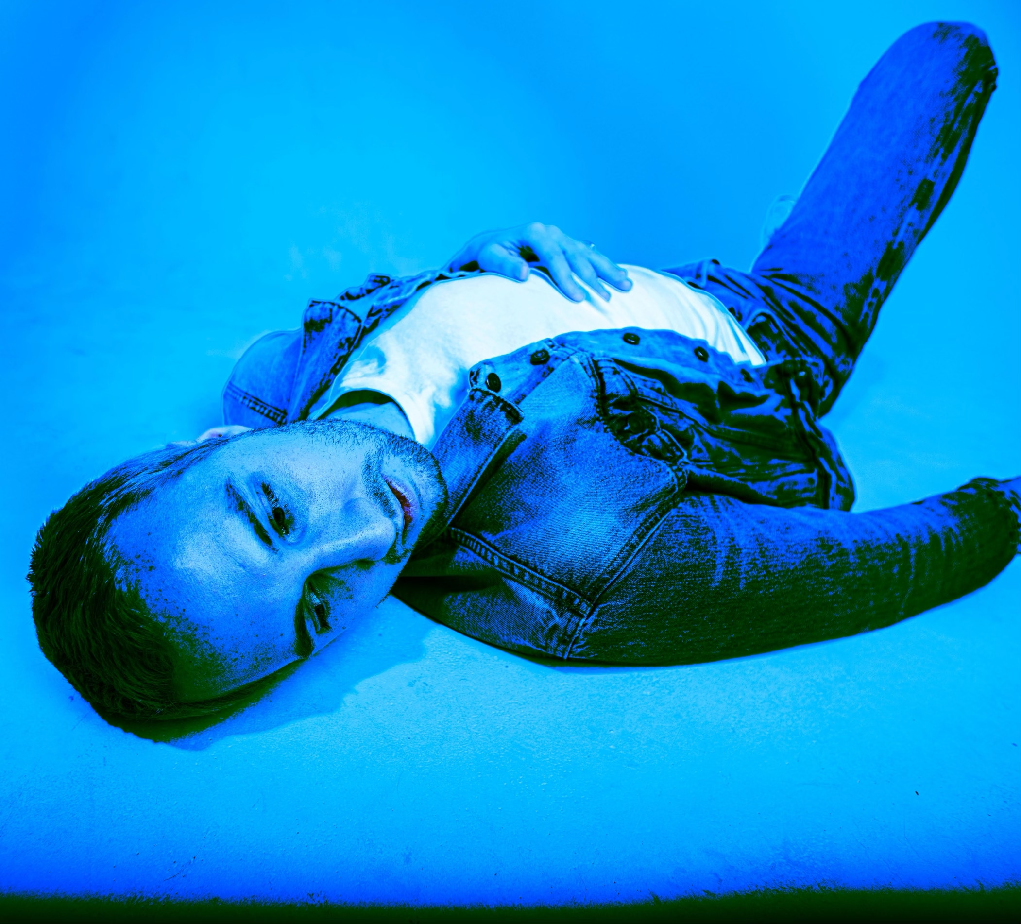 SONG PREMIERE: Joshua Lewis Pens Indie Pop Gold On ’70s Toned “Heartbreaker”