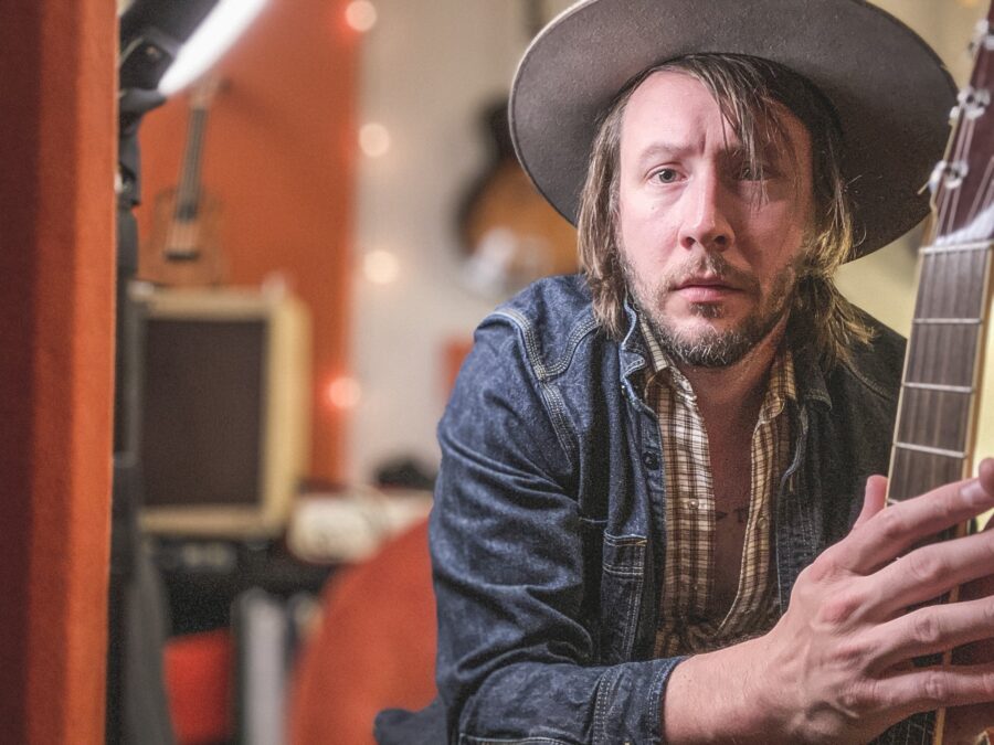 SONG PREMIERE: Last Year’s Man Brings Radiant & Earthy Hush Indie Folk Via “Spill The Light”