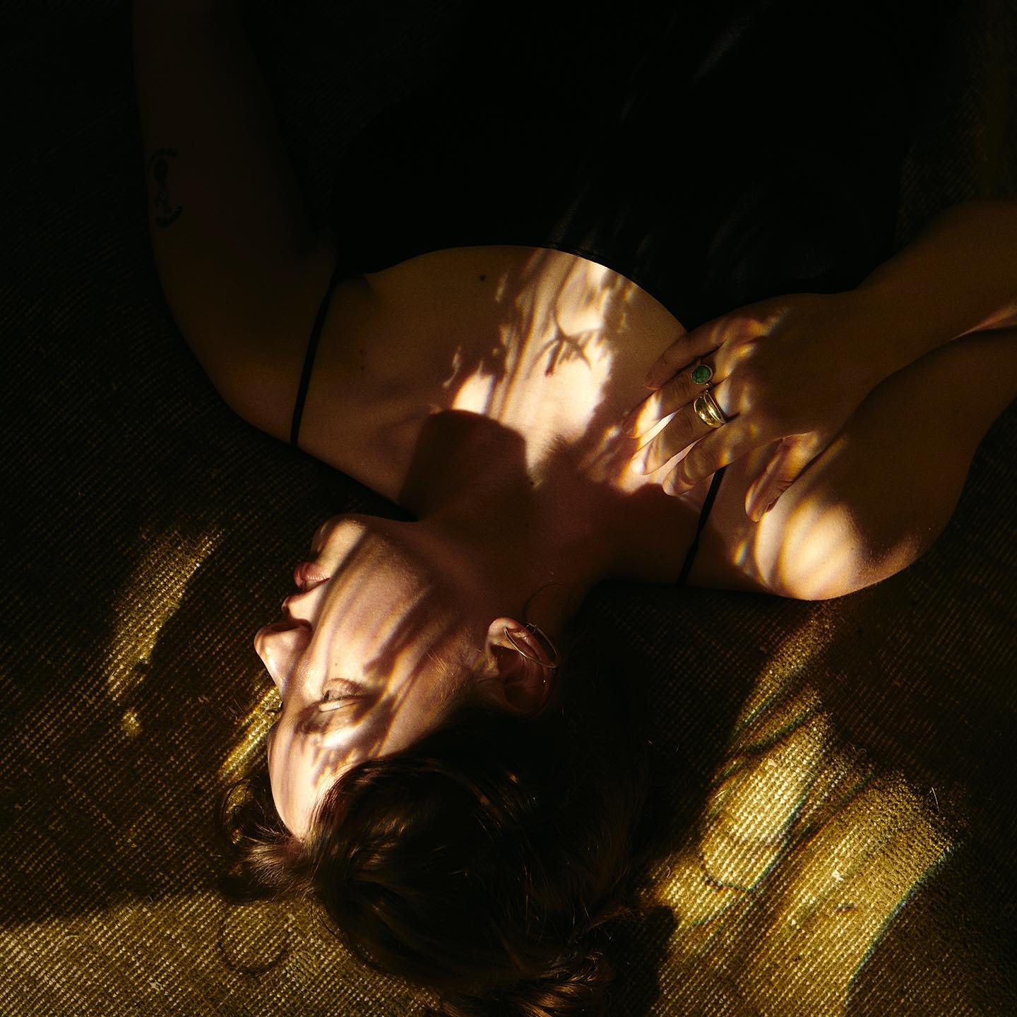 LISTEN: On “Mess,” Izzy Oram Brown Creates Endearing & Atmospheric Abience