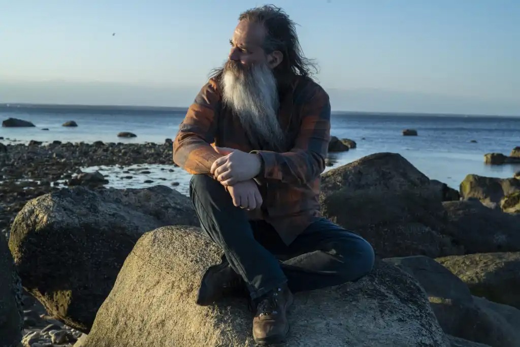 Singular Songsmith Bill Scorzari Ups His Literate Craft On Emotive ‘Crosswinds of Kansas’ (ALBUM REVIEW)