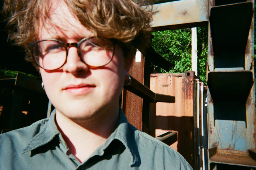 SONG/VIDEO PREMIERE – Cash Langdon Showcases Alabama Power Pop Warmth On “The Kid”