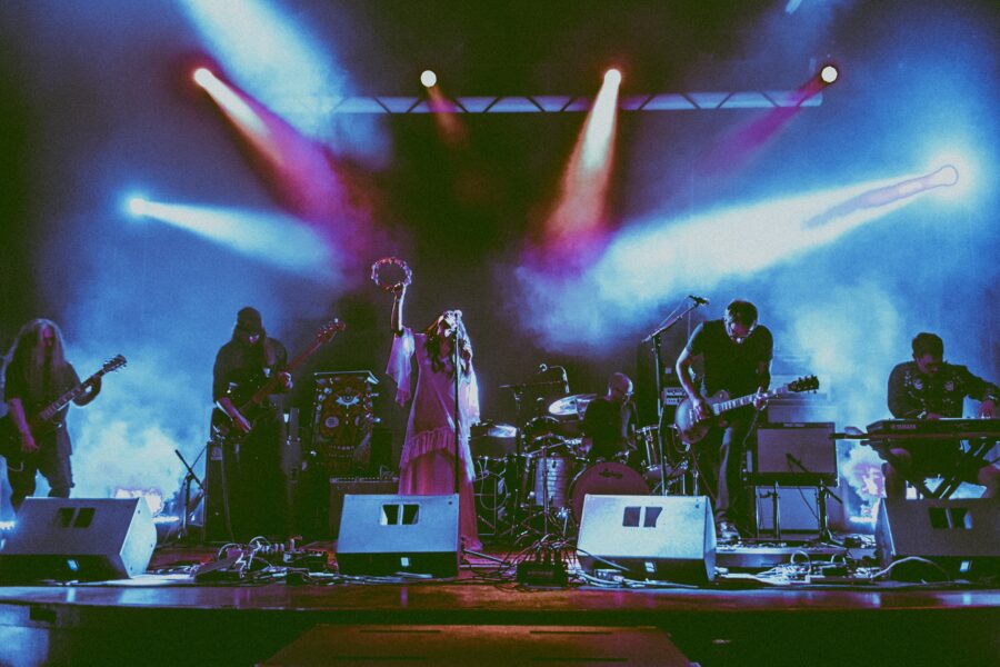 SONG PREMIERE: Sisteria Offers Grinding Riffs & Howlin’ Vocals On Psych Fueled “Om/Yes”