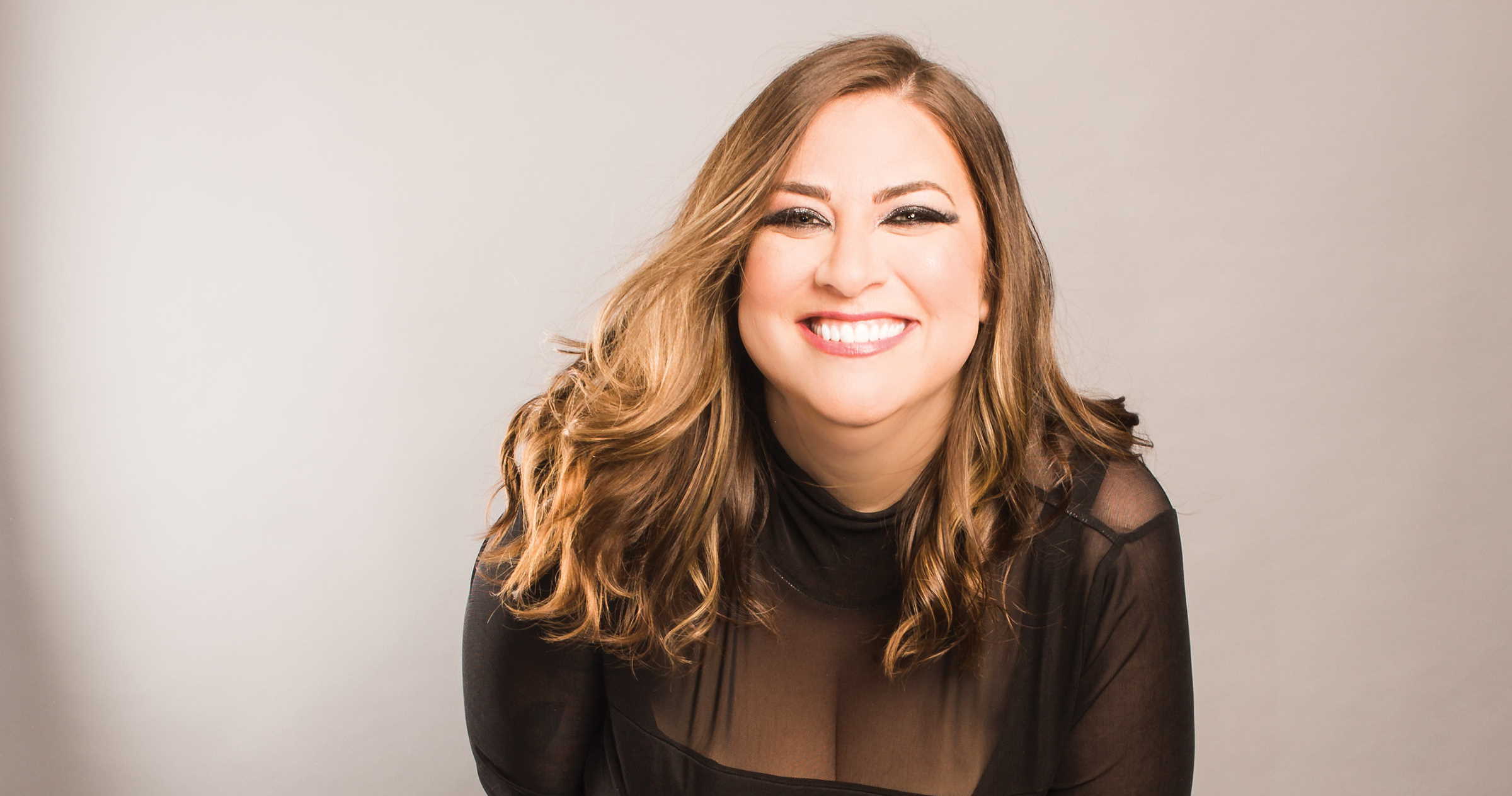 SONG PREMIERE: Jennifer Hartswick Weaves NOLA Festive Vibes & Sharp Jazz Chops Via “By The River”