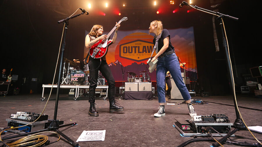 Larkin Poe, Billy Strings, Brittney Spencer, Avett Brothers, Willie Nelson Lead Mansfield’s (MA) Outlaw Music Festival (SHOW REVIEW/PHOTOS)