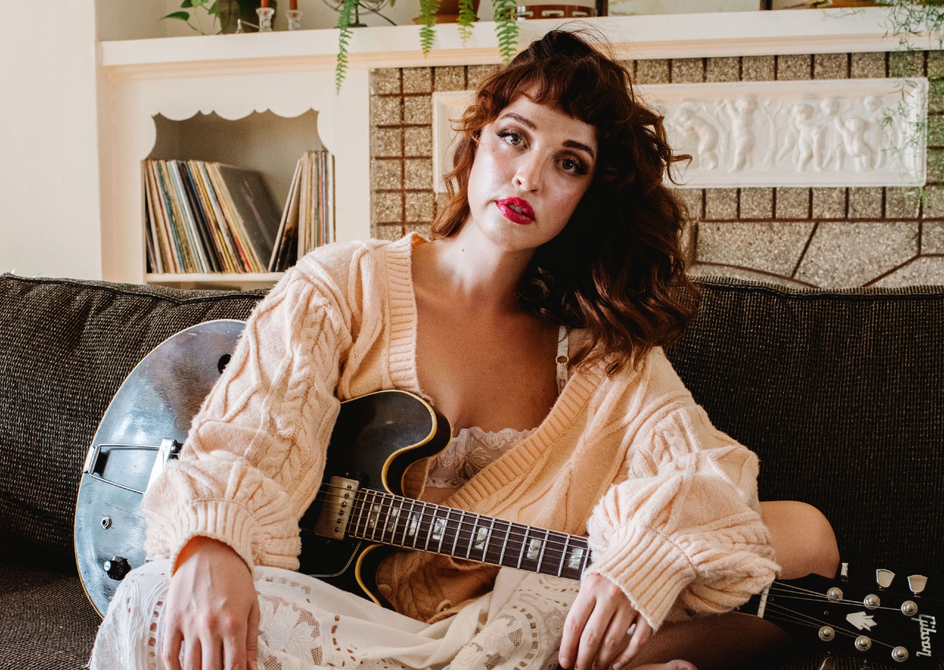 SONG PREMIERE: Elizabeth Moen Drops Bluesy Garage Psych Stylings On ‘Synthetic Fabrics’