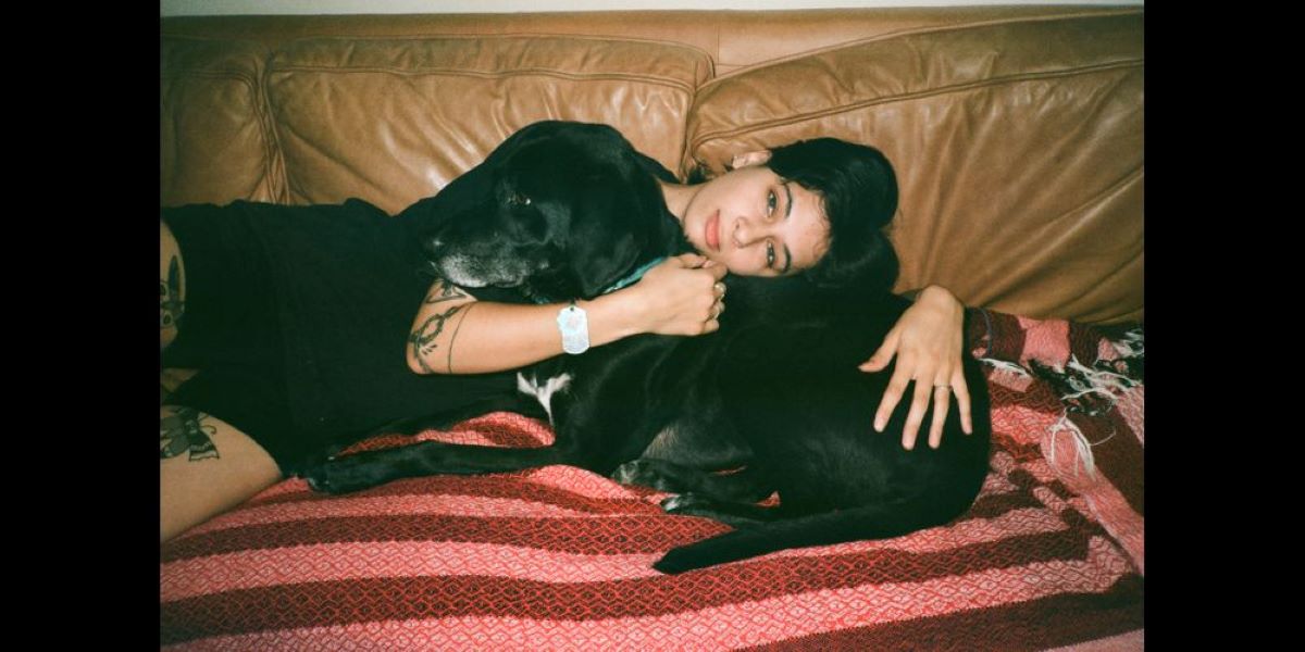 LISTEN: Raavi Drops Angular Riffs & Bright Flourishes On New Wave Flavored “no bodies”