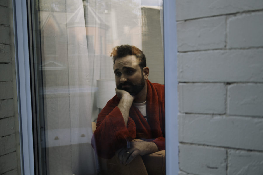 LISTEN: Oliver Ghoul Unleashes Slinky Spook Show Vibe On Echoey “Glue”