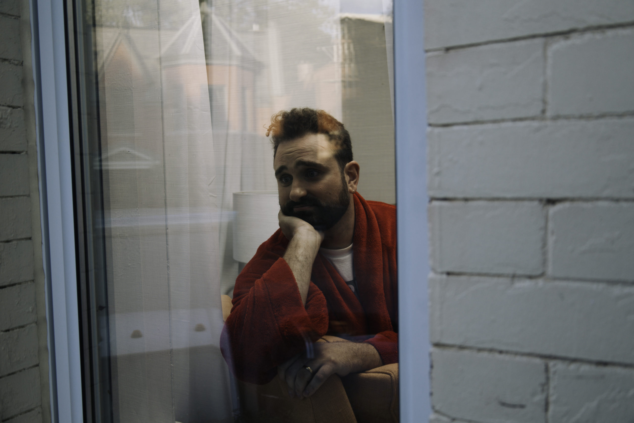 LISTEN: Oliver Ghoul Unleashes Slinky Spook Show Vibe On Echoey “Glue”