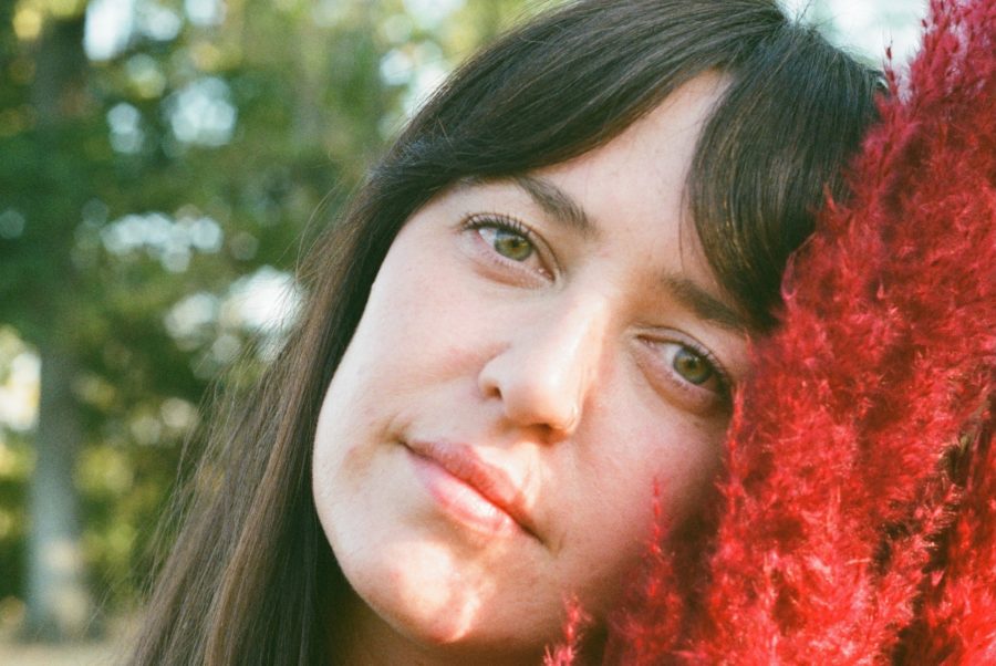 LISTEN: Mandi Mapes Shows Intimate Singer-Songwriter Flair On Piano-Colored “Daffodil Floors”