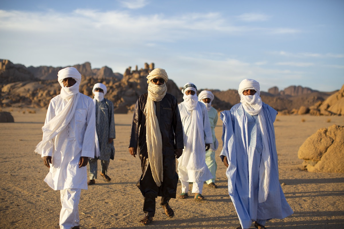 Tinariwen Collaborates With Daniel Lanois & Nashville Musicians On Expansive ‘Amatssou’ (ALBUM REVIEW)