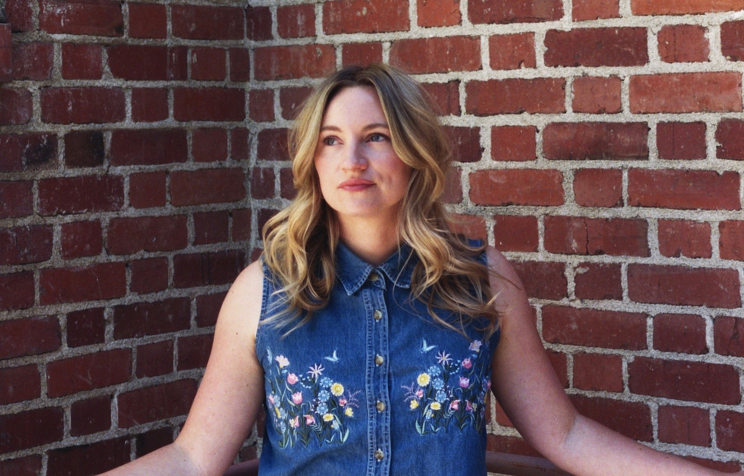 SONG PREMIERE: Carolyn Kendrick Hits the Road with Warm Country-folk Tune “Walker Clay”