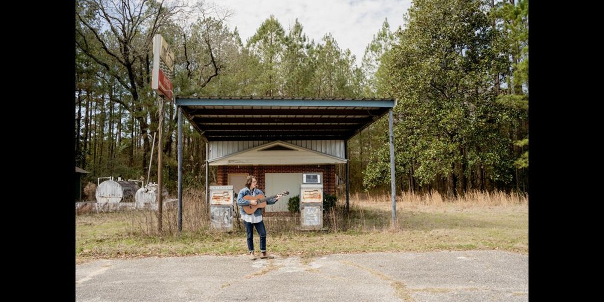 LISTEN: Spencer Thomas Smith Delivers Aching Melodic Americana On “Gas Station Blue”