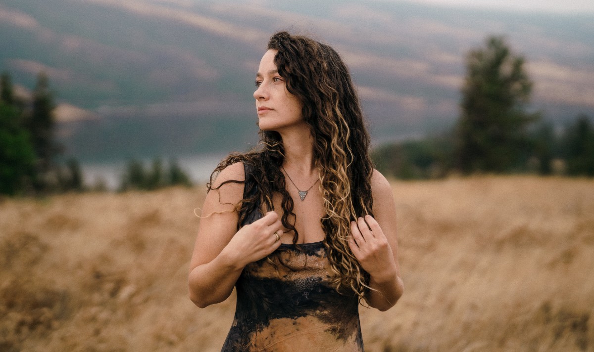 SONG PREMIERE: Eugenia Riot Brings Vibrant Celestial Folk On “Can’t Wait To Miss You”