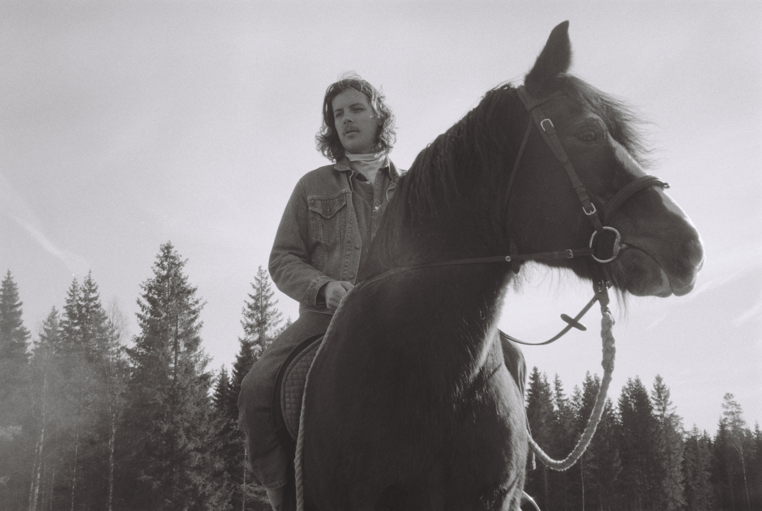 SONG PREMIERE: Ole Kirkeng Reflects on Overthinking with Breezy Folk-rock Tune “Stupid Questions”