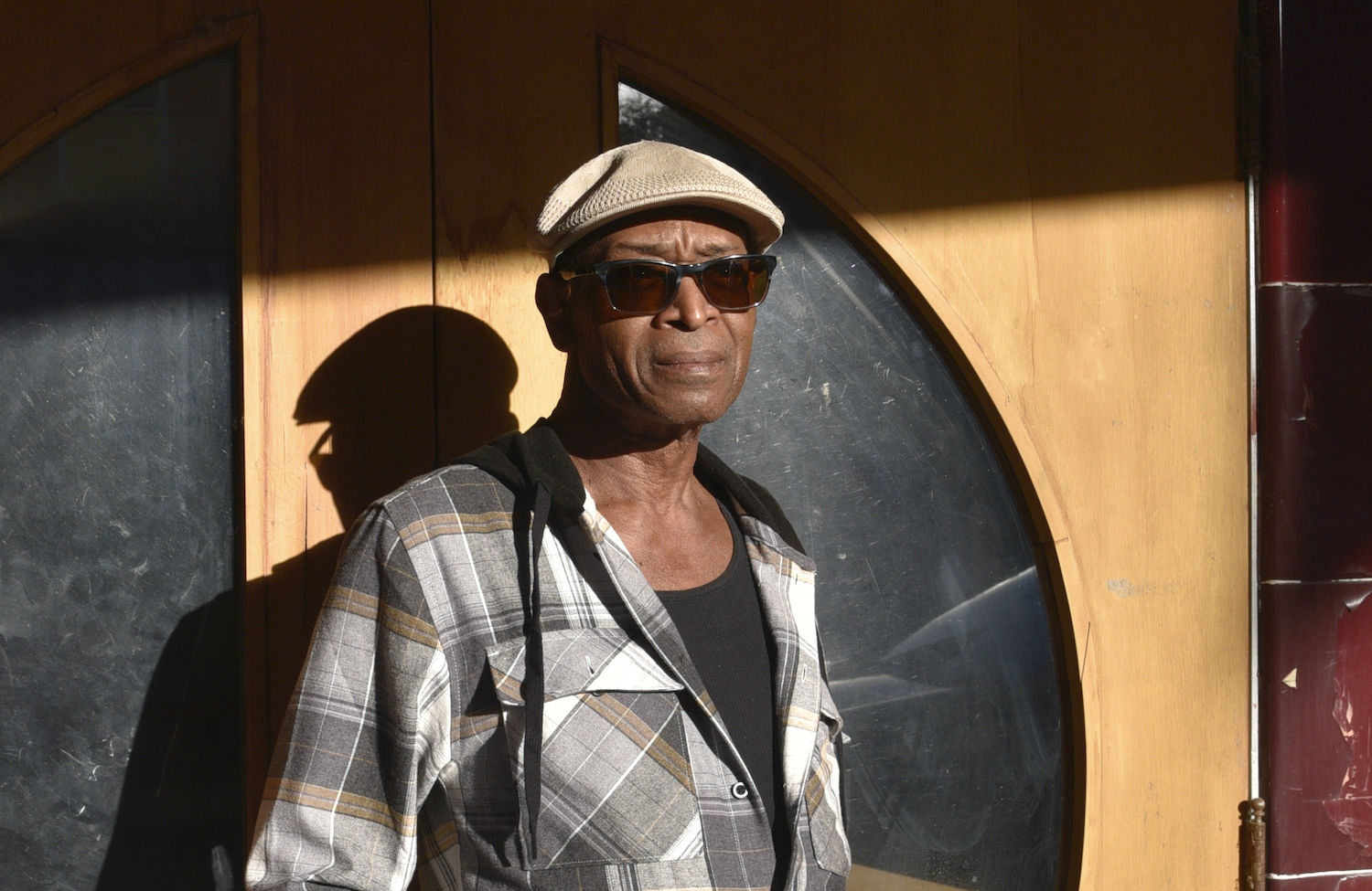 SONG PREMIERE: Leonard “Lowdown” Brown Drops Slowburning, Guitar-forward Confessional “Blues Makes Me Feel Good”