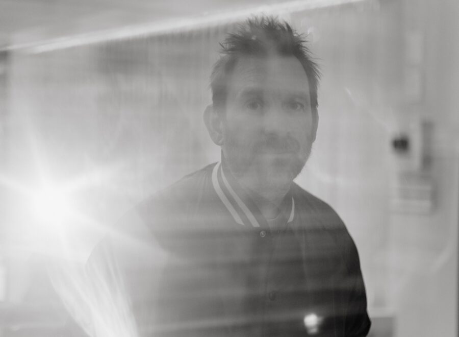 LISTEN: Sonny & The Sunsets Crank Up ’60s Kinks Influenced “Self-Awareness Through Macrame”