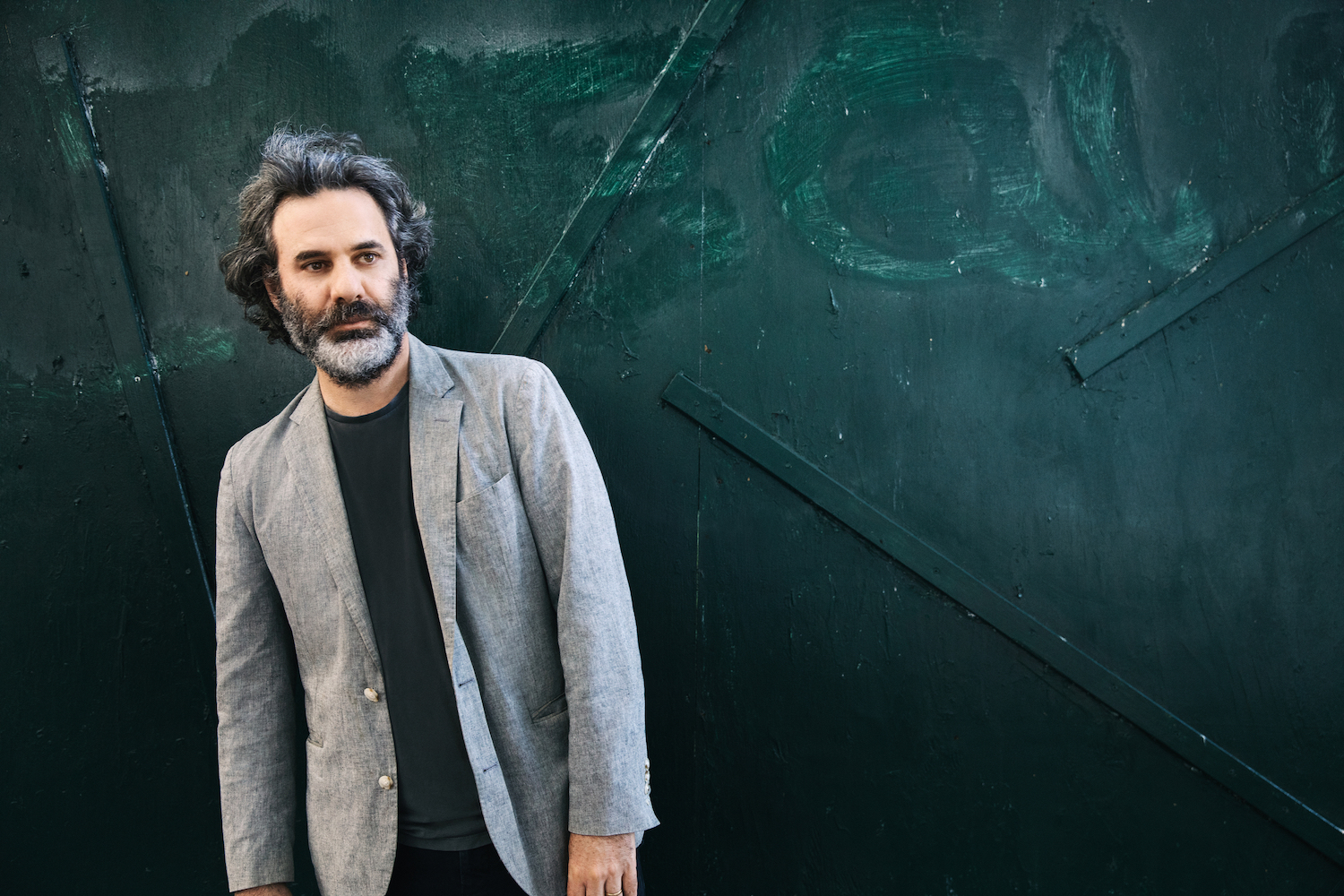 VIDEO PREMIERE: Steve Salett Shares Intimate Folk-rock Sounds on “Pictures on the Table”