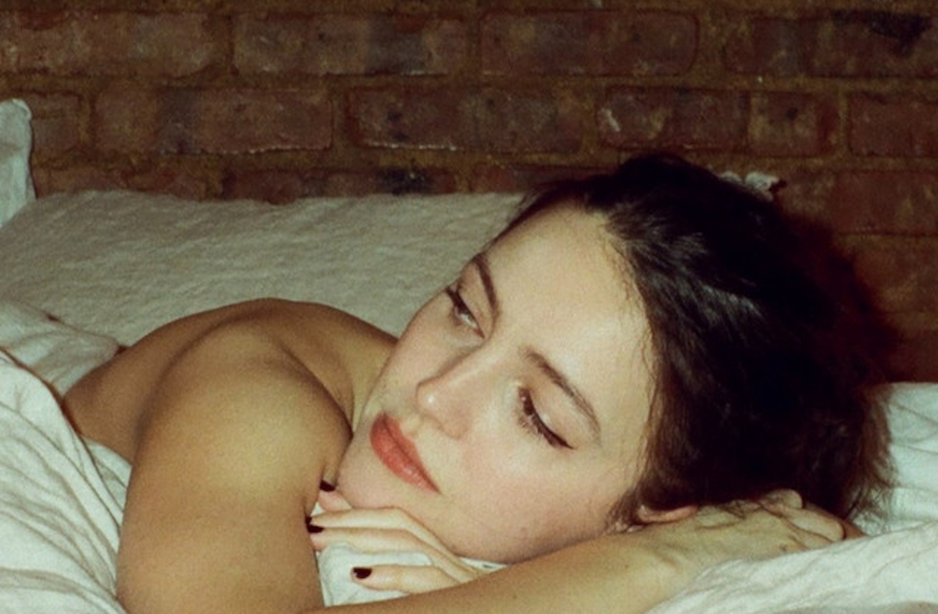 LISTEN: Ella Hunt Sparkles With Loudon Wainwright III’s “Motel Blues” Cover