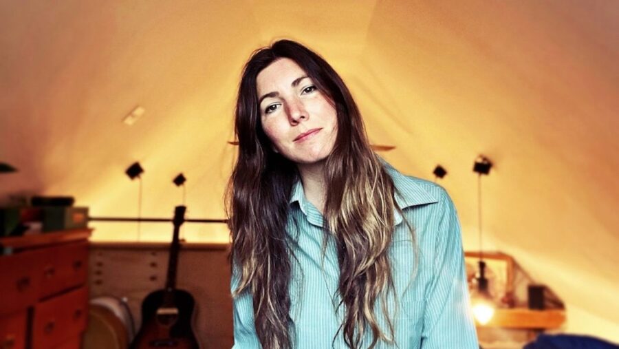 LISTEN: Anna Tivel Dials Into Her Expressive Muse On Fragile “Invisible Man”