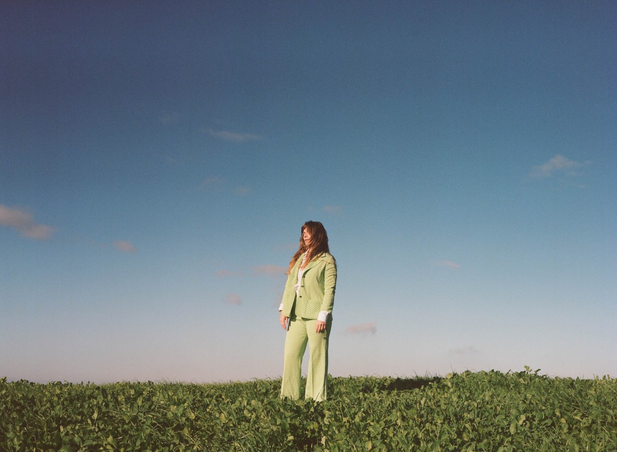 Sami Stevens Crafts Comforting & Heartfelt Early ’70s Styled Folk On Debut Album ‘Morning’ (ALBUM REVIEW)