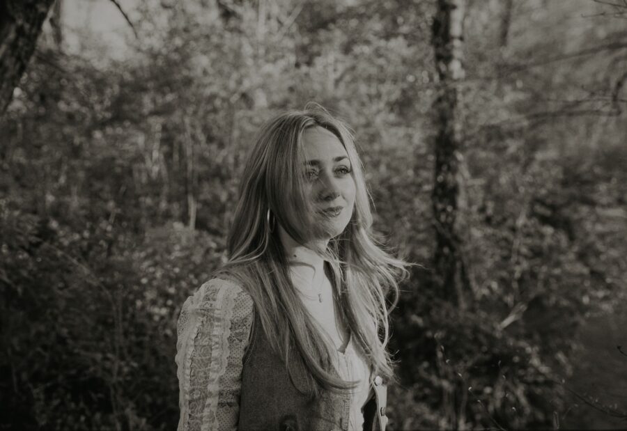 SONG PREMIERE: Summerlyn Powers Looks Onward with Soft and Soulful Folk Tune “Healing Like I Am”