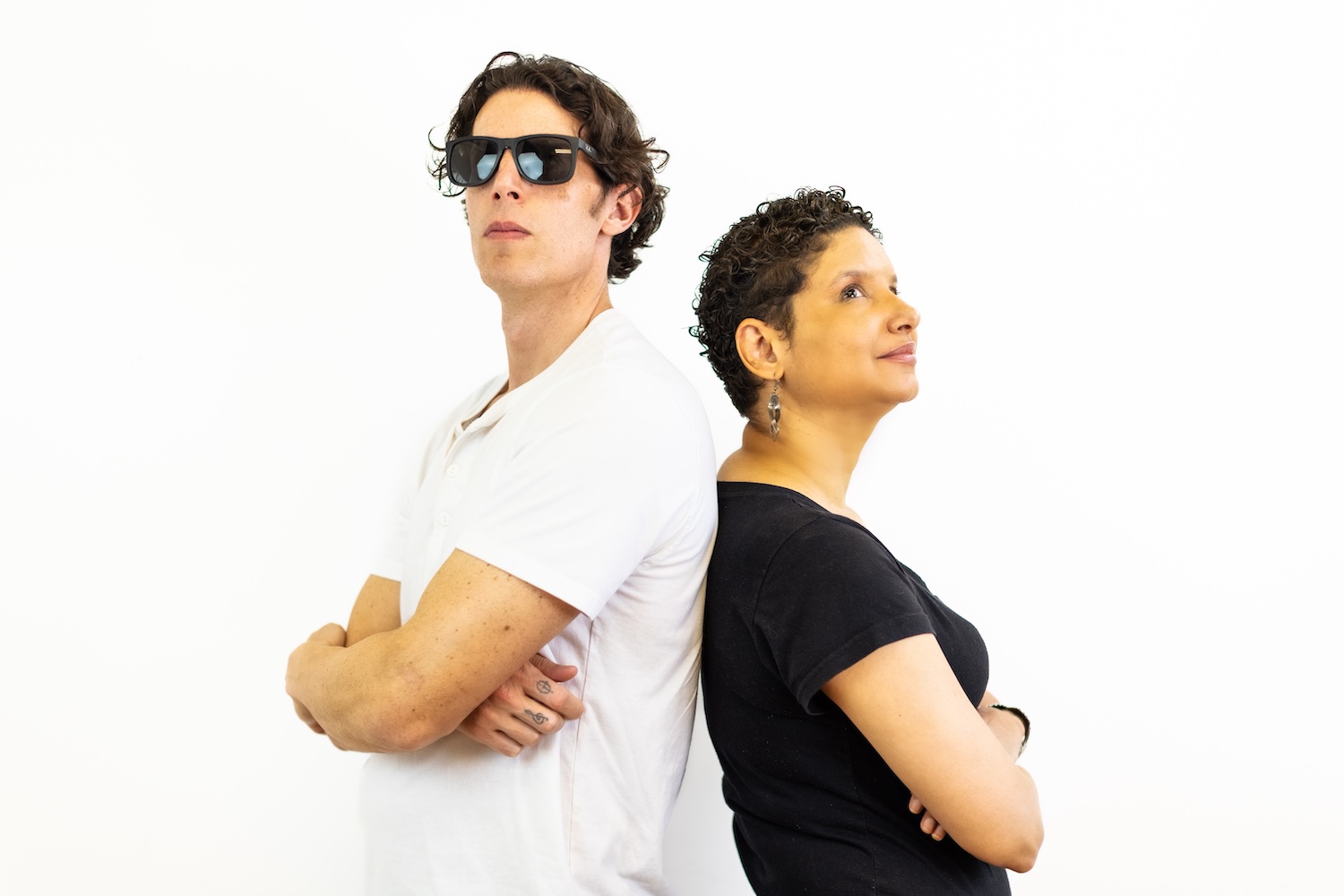 ALBUM PREMIERE: Aline & Wes Keep It Moody, Introspective and Soulful on ‘In Between the Middle’
