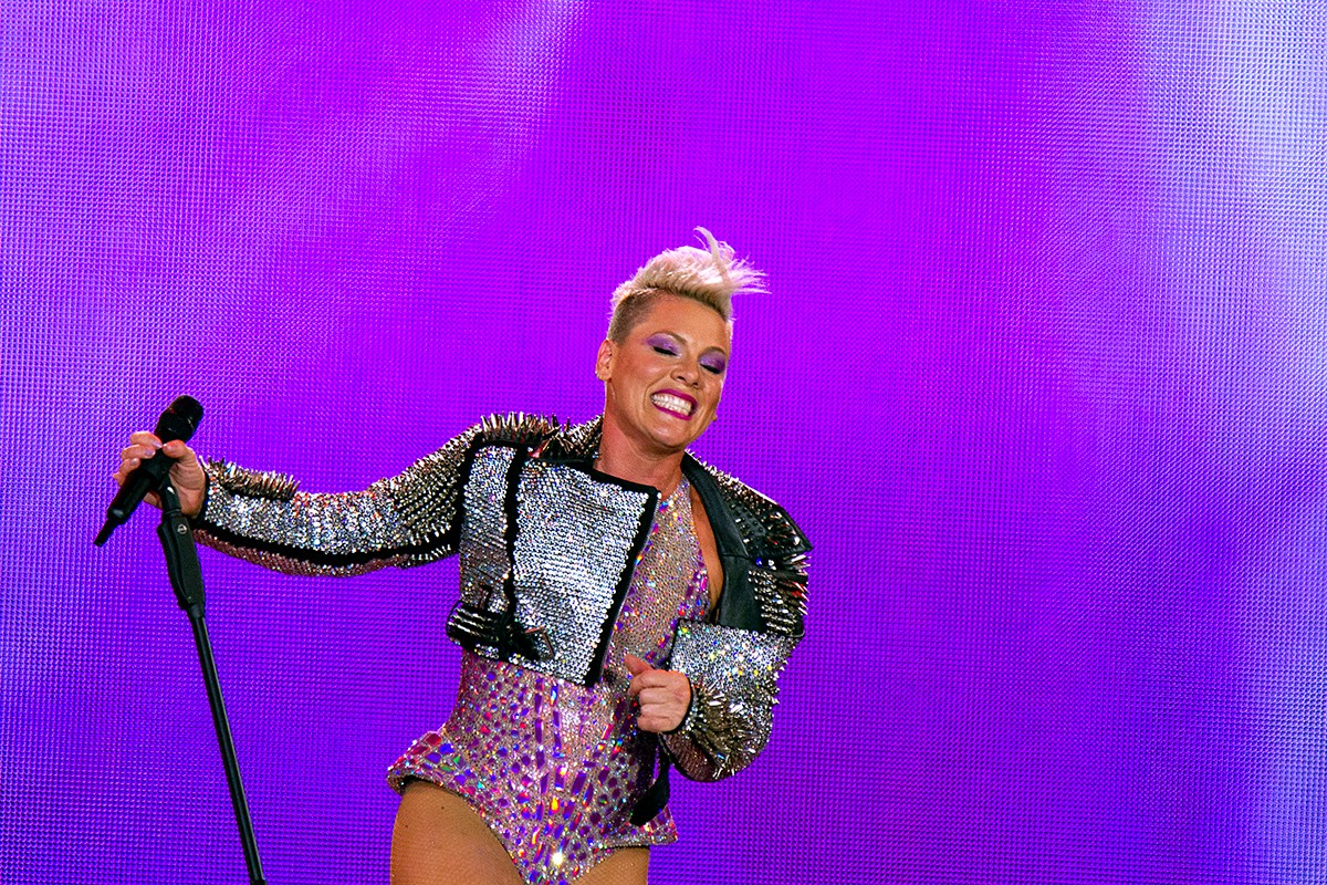 P!nk Delivers Acrobatic Showcase To Minneapolis' Target Field/ Glide