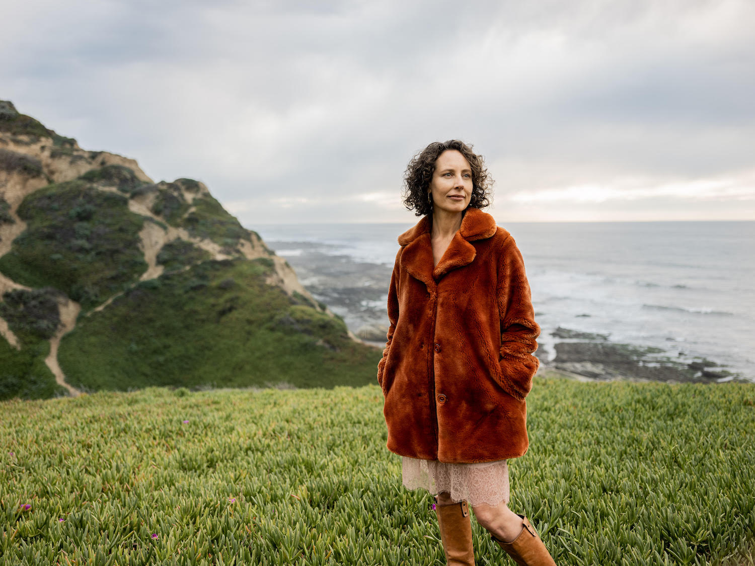 VIDEO PREMIERE: Ynana Rose Marries Soulful Vocals and Bluegrass-country Sounds on “Midlife Walkin’ Blues”